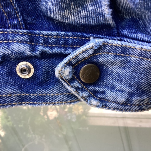 Vintage 80’s/90’s GUESS Denim/Jean jacket, cropped.  Women, size L - Picture 6 of 8